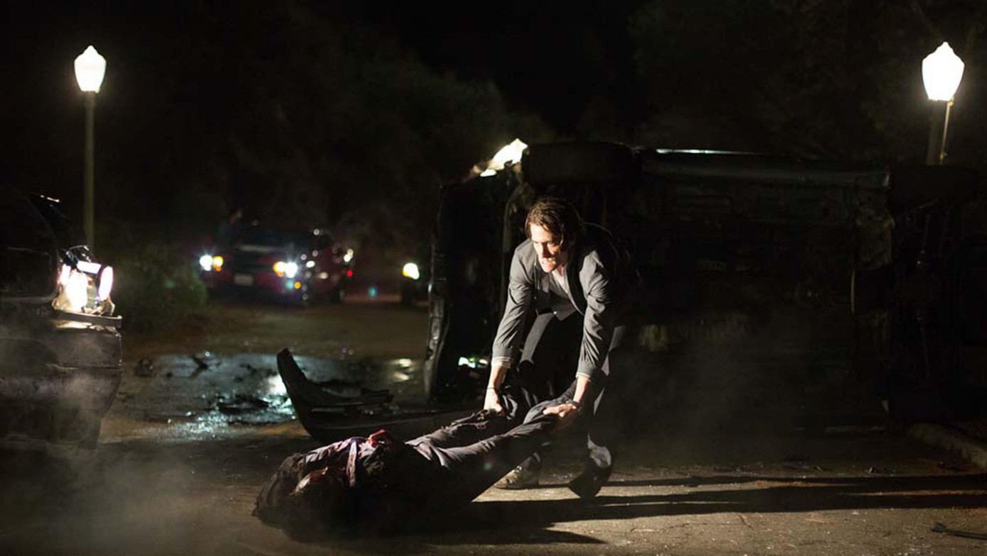 Lou Bloom di chuyển xác nạn nhân để tạo hiện trường giả nhằm bắt trọn được góc quay đẹp. Nguồn: Open Road Films Lou Bloom di chuyển xác nạn nhân để tạo hiện trường giả nhằm bắt trọn được góc quay đẹp. Nguồn: Open Road Films