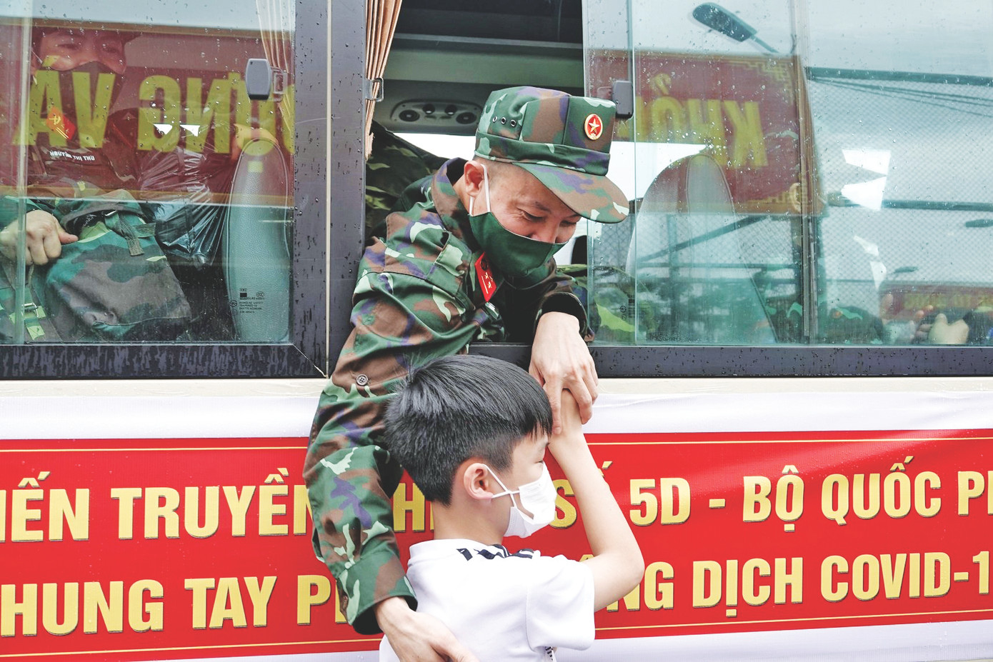 Chiến sĩ quân y chia tay gia đình vào trận tuyến chống kẻ thù vô hình. Ảnh: Nguyễn Minh