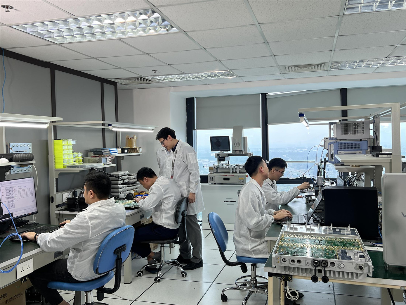 Các nhà khoa học của Viettel nghiên cứu, phát triển công nghệ 5G. Ảnh: VHT