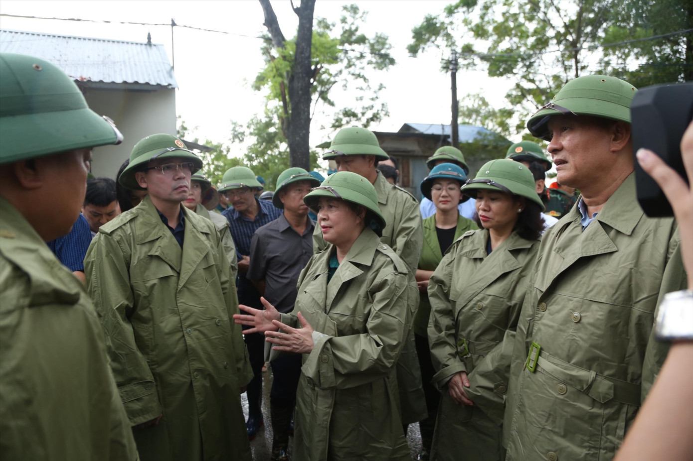 Bí thư Thành uỷ Hà Nội Bùi Thị Minh Hoài và lãnh đạo thành phố Hà Nội thị sát địa bàn ảnh hưởng lũ lụt. Ảnh: Hữu Thắng Bí thư Thành uỷ Hà Nội Bùi Thị Minh Hoài và lãnh đạo thành phố Hà Nội thị sát địa bàn ảnh hưởng lũ lụt. Ảnh: Hữu Thắng