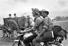 Nhà báo Nguyễn Đức Giáp ( sau xe Honda) ở chiến trường