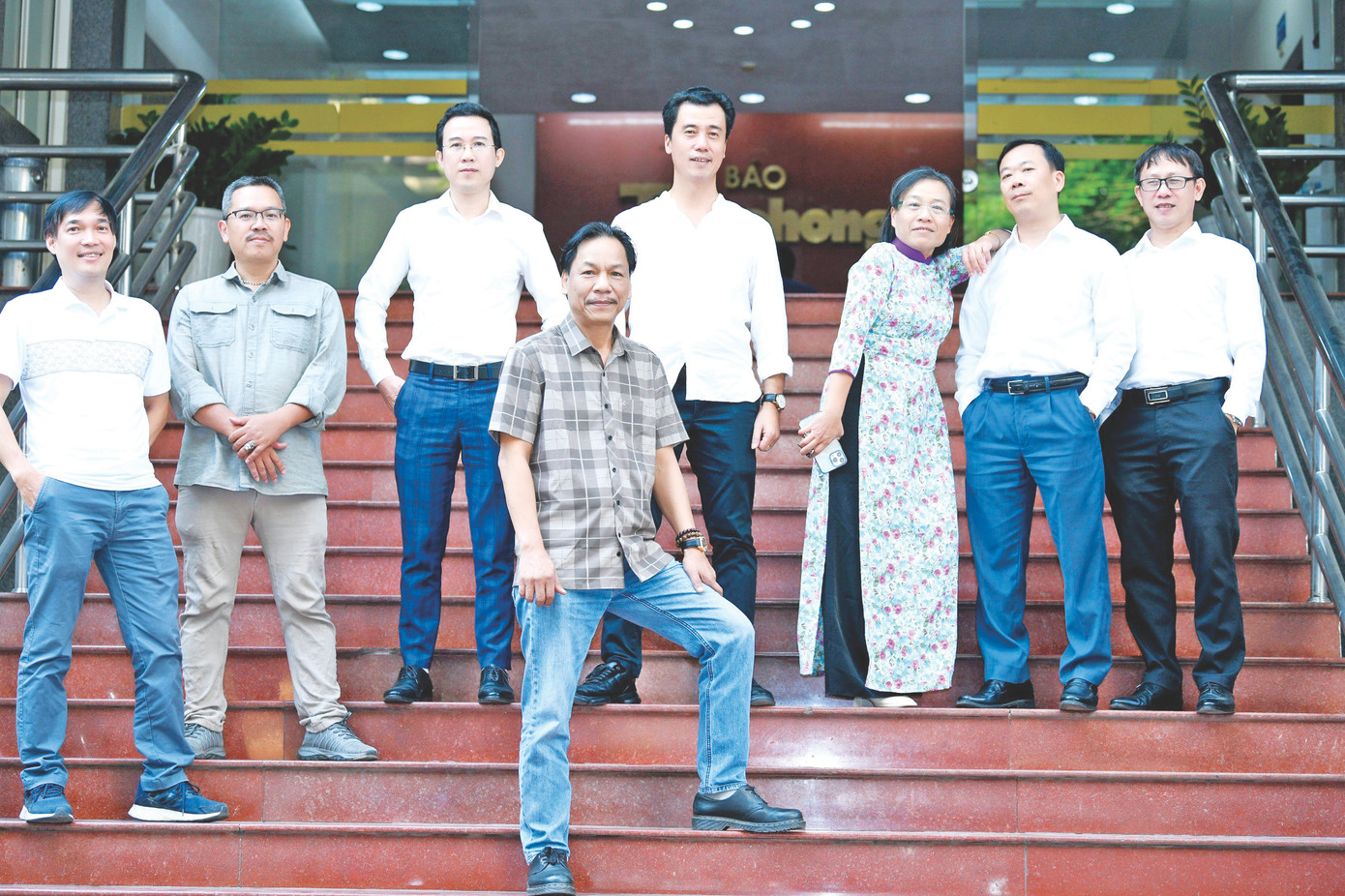 Nhà báo Minh Toản (áo kẻ giữa) cùng đồng nghiệp phòng Thư kí tòa soạn Nhà báo Minh Toản (áo kẻ giữa) cùng đồng nghiệp phòng Thư kí tòa soạn