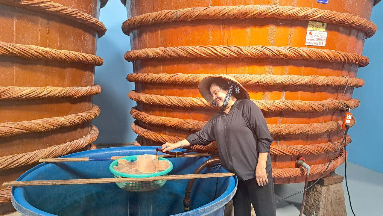 Một cơ sở sản xuất nước mắm truyền thống ở Phú Quốc