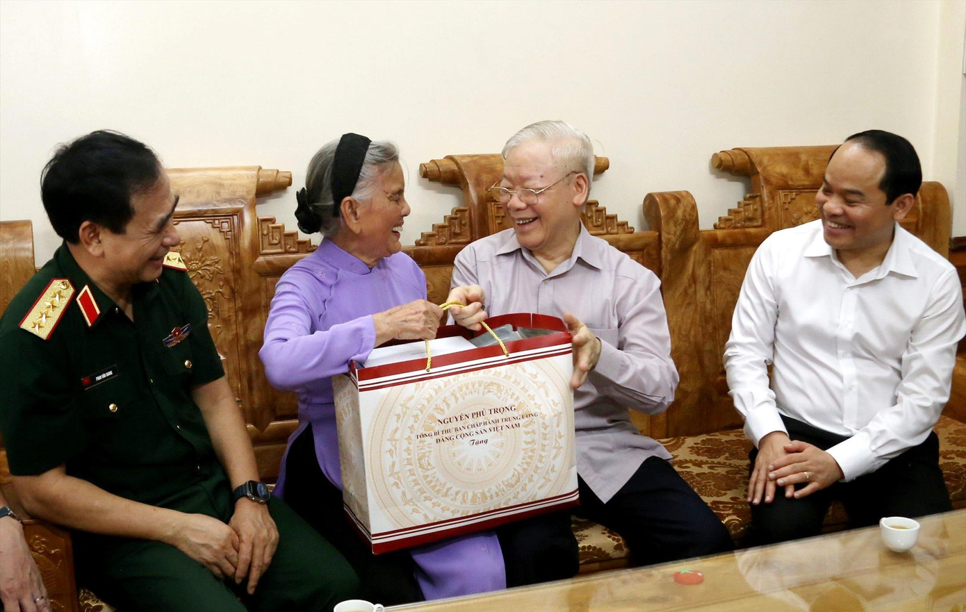 Tổng Bí thư Nguyễn Phú Trọng tặng quà gia đình bà Bạch Thị Khôi năm 2023. Tổng Bí thư Nguyễn Phú Trọng tặng quà gia đình bà Bạch Thị Khôi năm 2023.