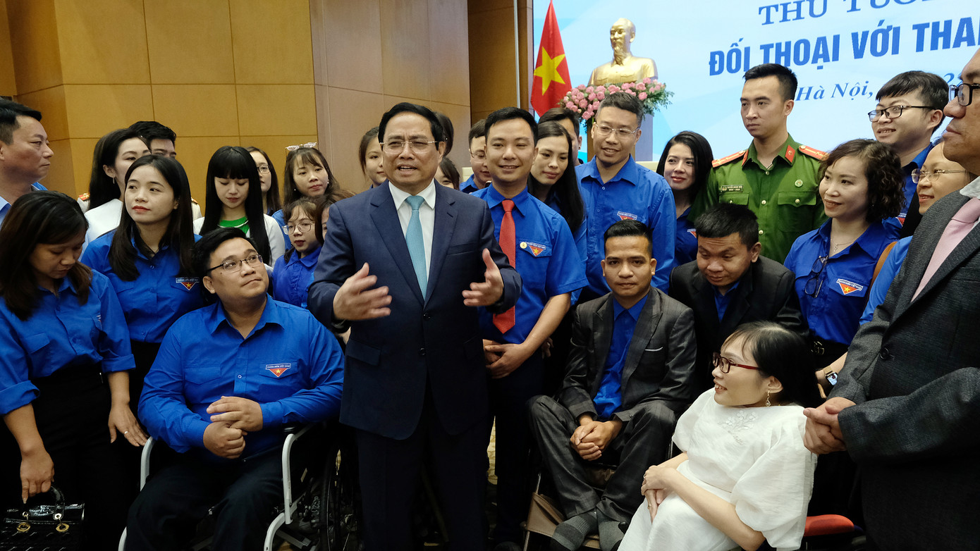 Thủ tướng Phạm Minh Chính trao đổi với thanh niên bên lề buổi đối thoại, ngày 22/3 Ảnh: Hoàng Mạnh Thắng