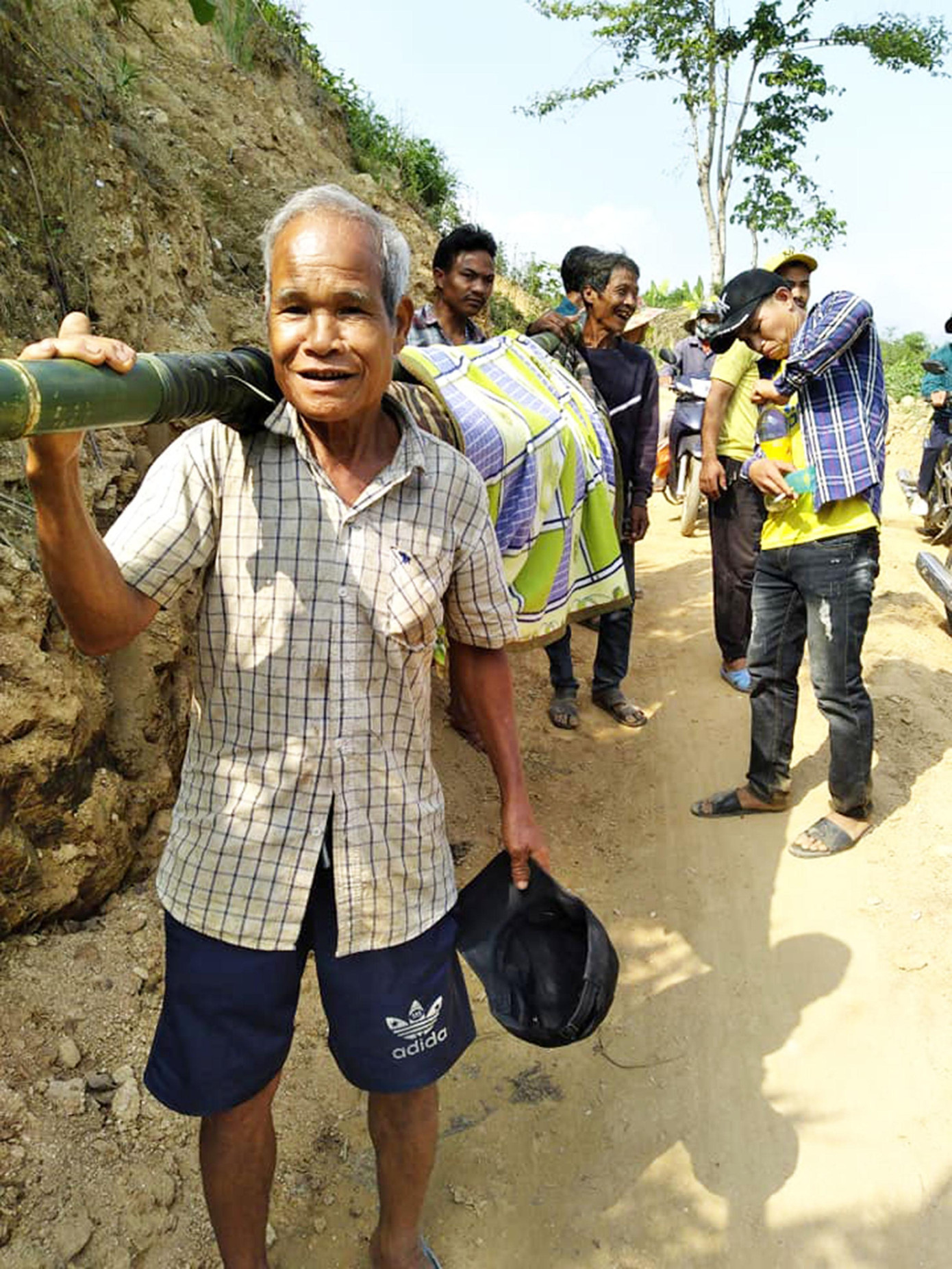 Ông Hồ Chí Thành - nguyên Bí thư Đảng ủy xã Trà Tây cùng tham gia gánh võng đưa bà Mương đi cấp cứu Ông Hồ Chí Thành - nguyên Bí thư Đảng ủy xã Trà Tây cùng tham gia gánh võng đưa bà Mương đi cấp cứu