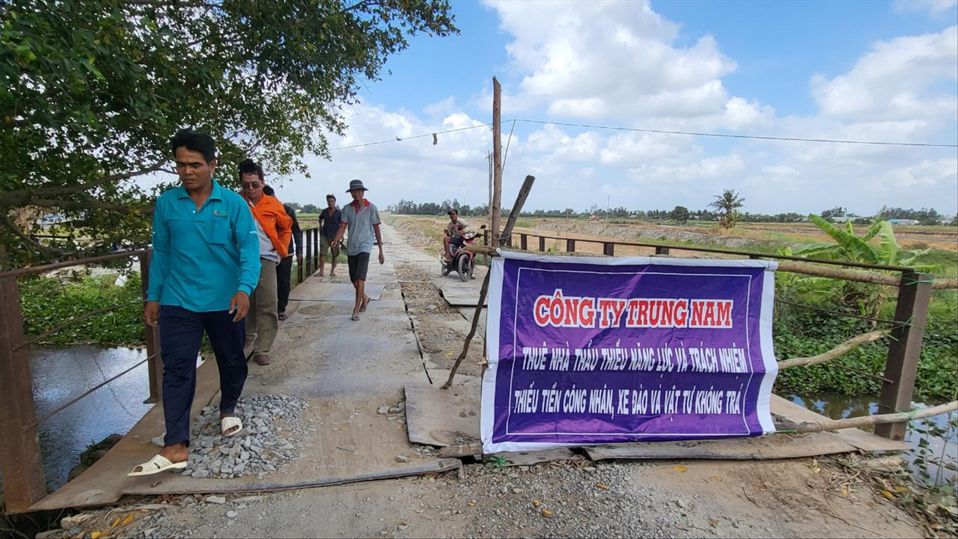 Người dân bức xúc treo bảng tại khu vực thi công dự án