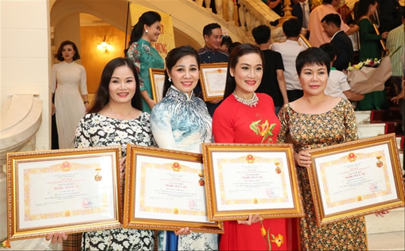 Chưa quy định đối tượng “người sáng tạo tác phẩm văn hóa nghệ thuật” vào danh sách xét tặng NSND, NSƯTẢnh: Trần Huấn Chưa quy định đối tượng “người sáng tạo tác phẩm văn hóa nghệ thuật” vào danh sách xét tặng NSND, NSƯTẢnh: Trần Huấn