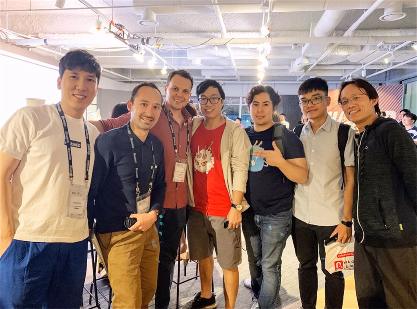 CEO Nguyễn Thành Trung (đứng giữa) cùng các cộng sự