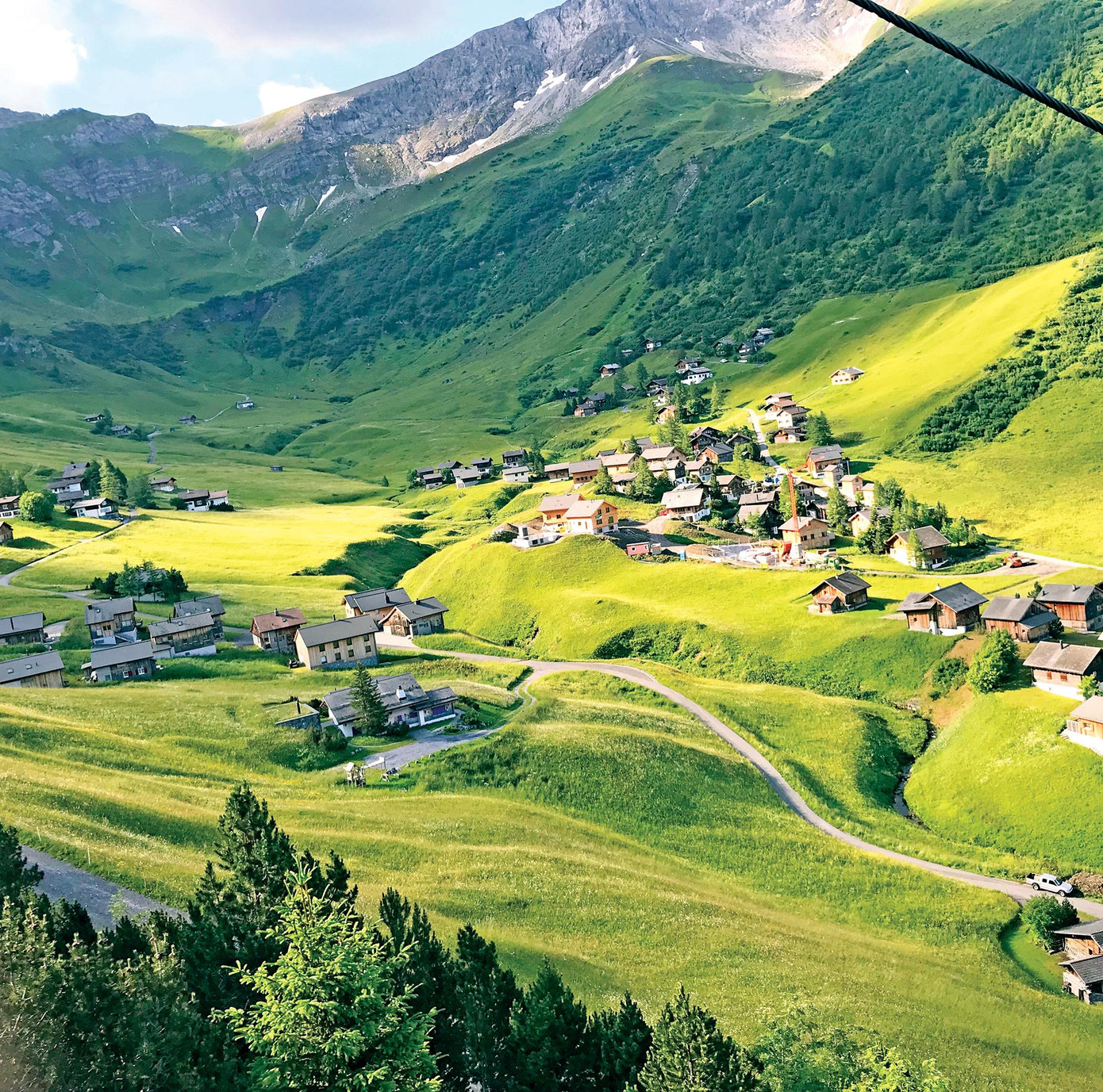 Con đường ở Công quốc Liechtenstein, nhìn từ cáp treo