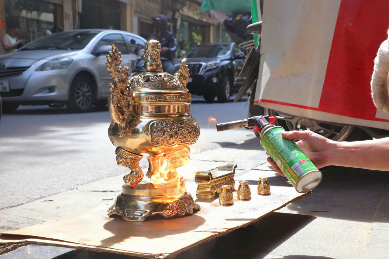 Khò để làm khô đồng trước khi phun lớp bảo vệ