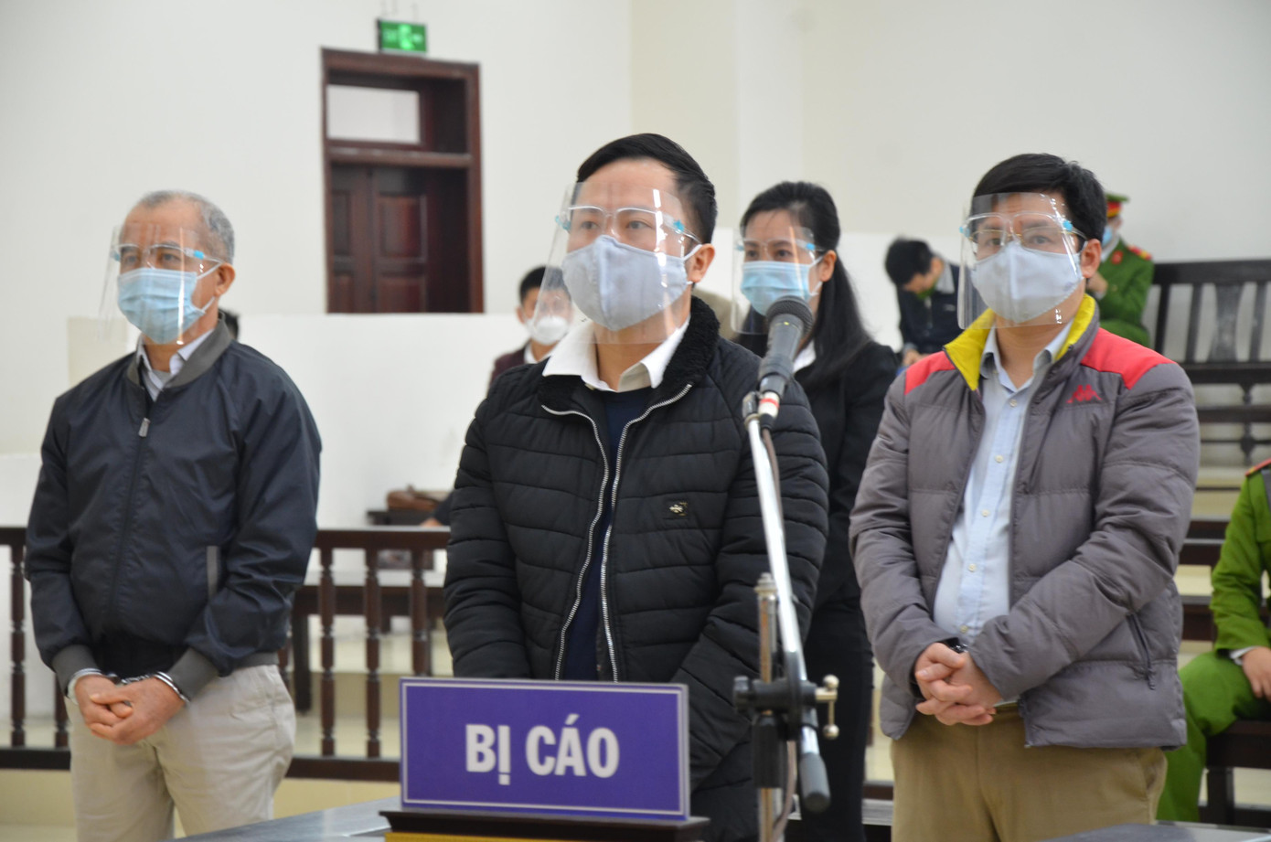 Bị cáo Dương Văn Hòa (hàng đầu, giữa) và đồng phạm tại tòa Bị cáo Dương Văn Hòa (hàng đầu, giữa) và đồng phạm tại tòa