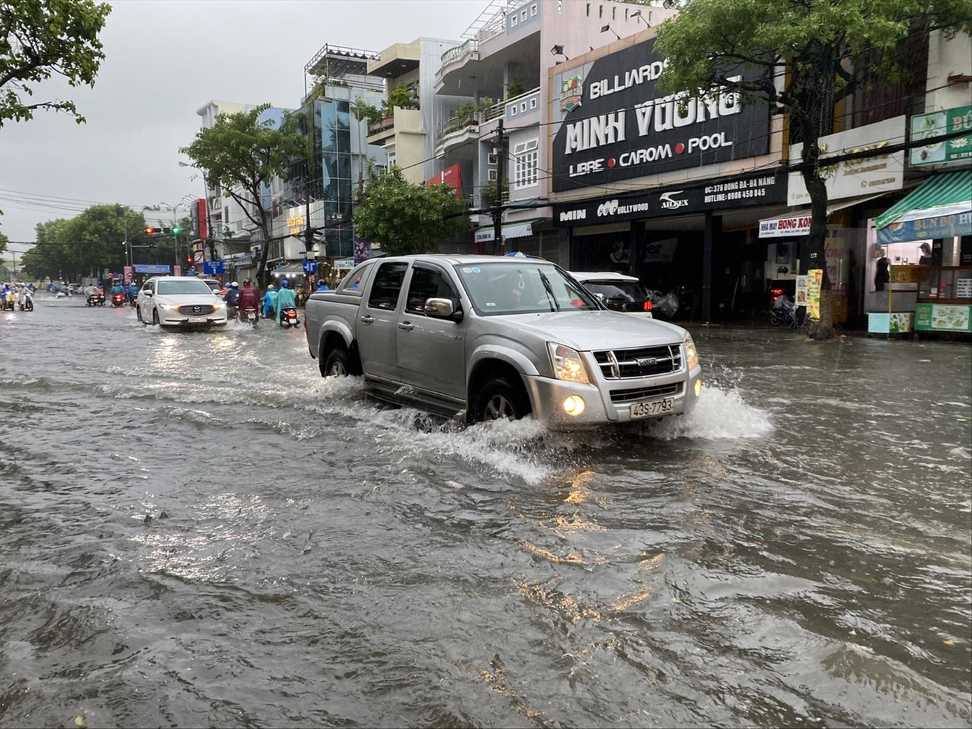 Mưa không ngớt, đường phố Đà Nẵng biến thành sông. Ảnh: T.T