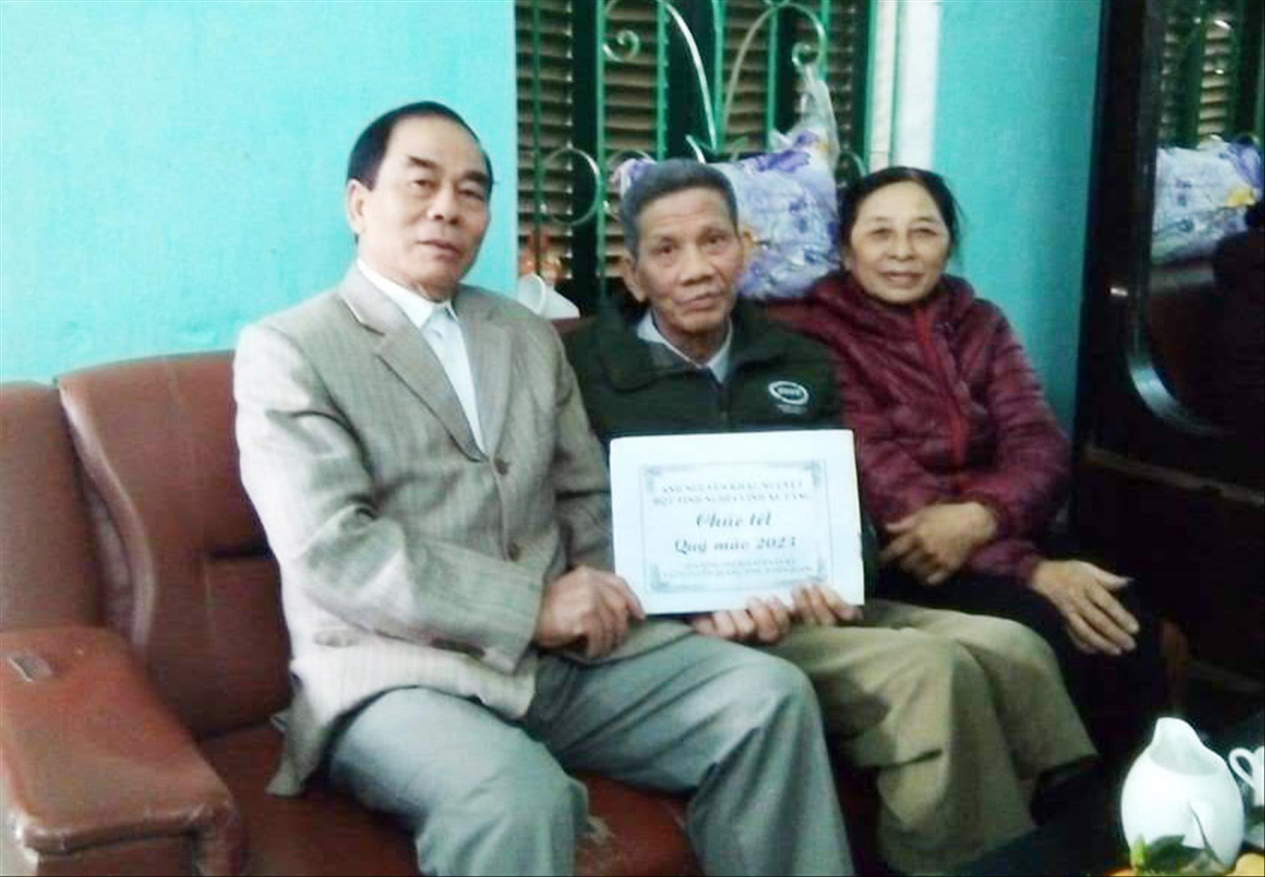 Thương binh Nguyễn Văn Kỷ (giữa) được đại diện nhóm “FB Lính xe tăng” đến thăm và trao quà Tết năm 2023. (Ảnh: Nhân vật cung cấp) Thương binh Nguyễn Văn Kỷ (giữa) được đại diện nhóm “FB Lính xe tăng” đến thăm và trao quà Tết năm 2023. (Ảnh: Nhân vật cung cấp)