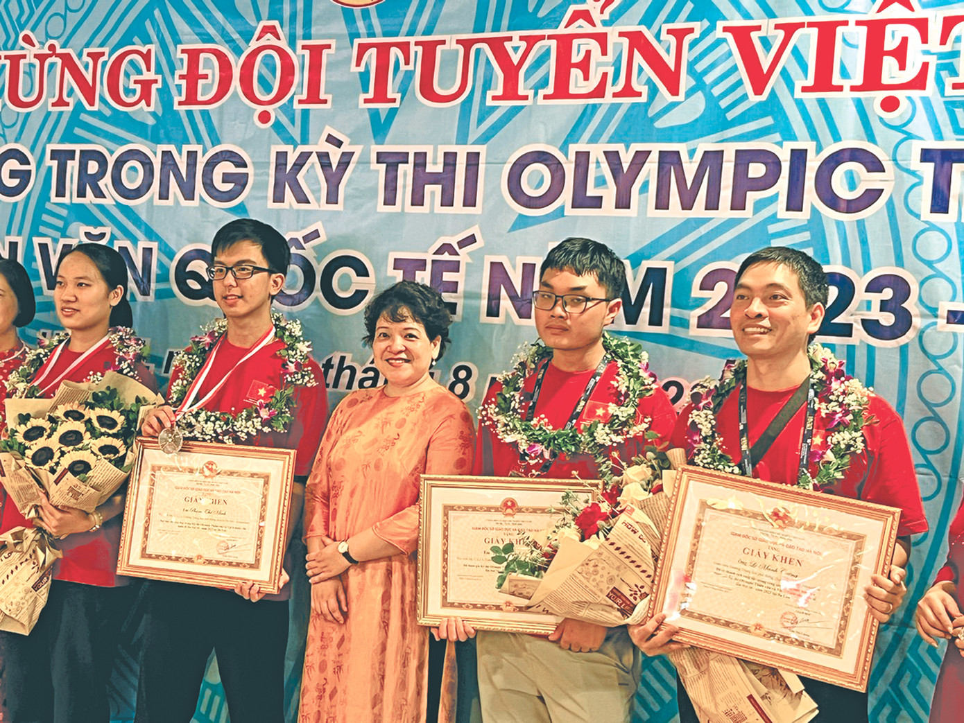 Thầy Lê Mạnh Cường (ngoài cùng bên phải) – người dẫn dắt đoàn học sinh dự thi Olympic Thiên văn và Vật lý thiên văn Quốc tế