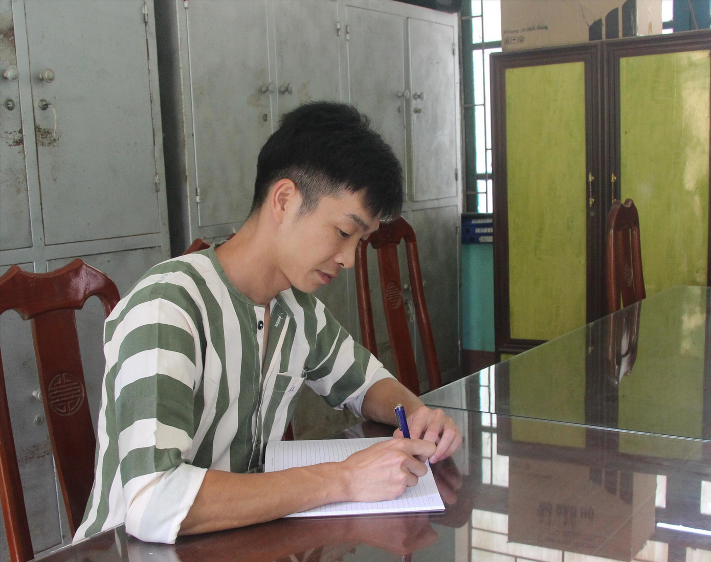 Phạm nhân Nông Văn Thành viết thư hưởng ứng cuộc thi. Ảnh: Duy Chiến