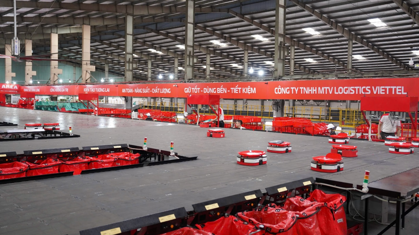 Dàn robot AGV "Made by Viettel Post" hoạt động tại các doanh nghiệp