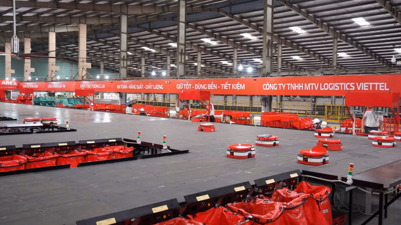 Dàn robot AGV "Made by Viettel Post" hoạt động tại các doanh nghiệp