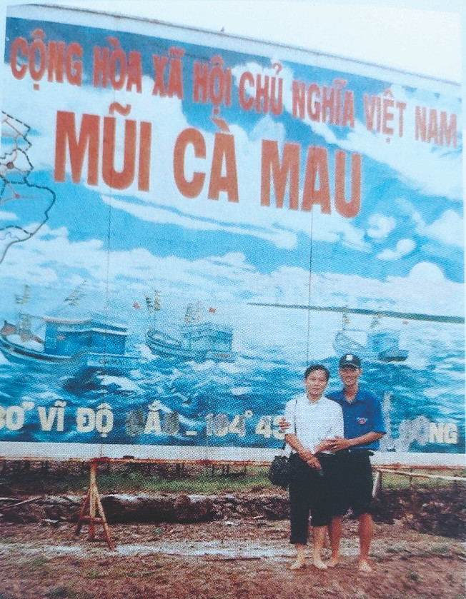 Tấm ảnh chụp trước tấm biển đánh dấu Đất Mũi 24 năm về trước, năm 2000.