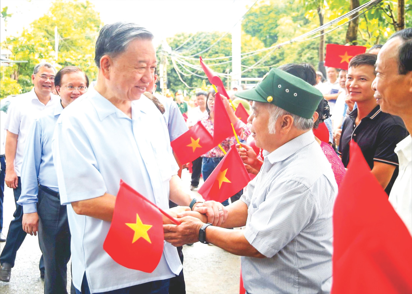 Chủ tịch nước Tô Lâm tới thăm hỏi, gặp gỡ nhân dân làng cổ Đường Lâm, thị xã Sơn Tây, Hà Nội nhân Ngày Gia đình Việt Nam (28/6)