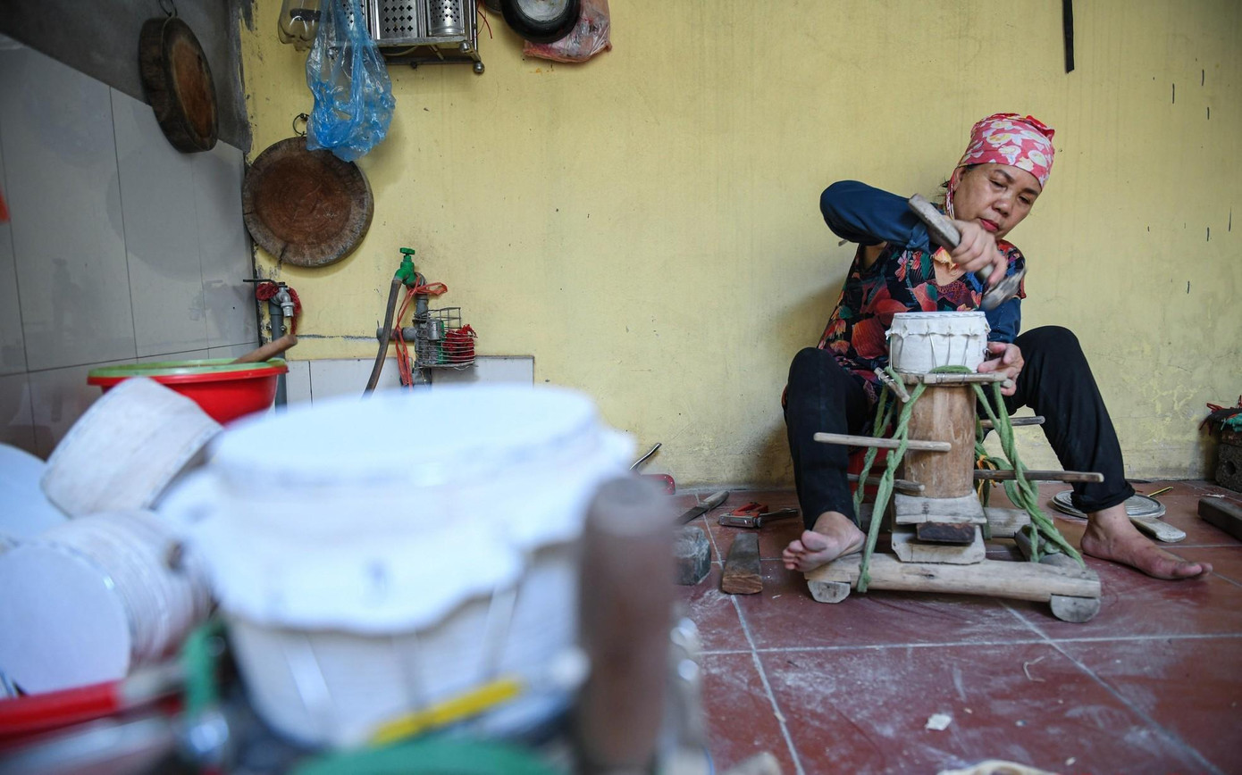 Một thợ nữ đang bưng trống