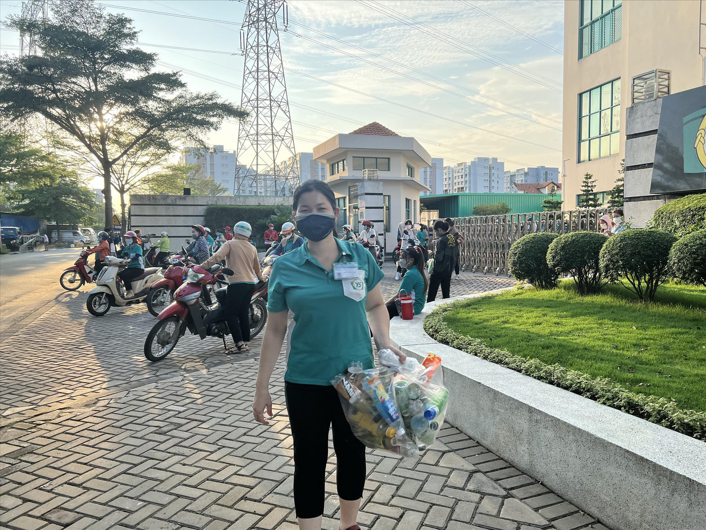 Nhiều công nhân sau giờ làm còn nhặt thêm ve chai, nhận thêm sản phẩm kiếm chút thu nhập