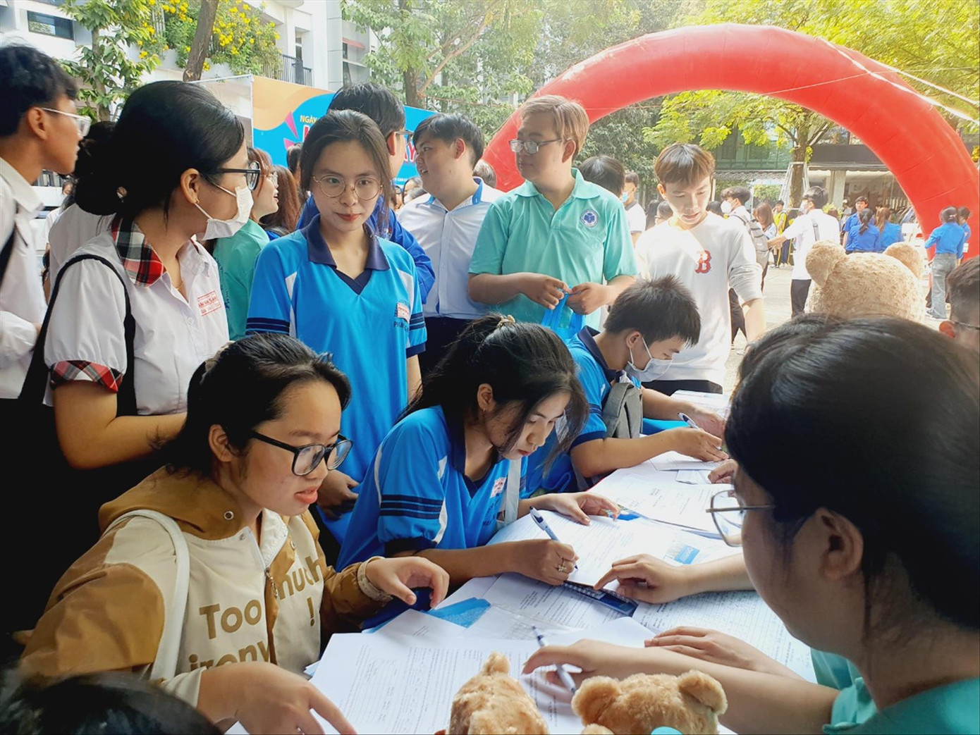 Học sinh ở TPHCM nộp hồ sơ xét tuyển bằng học bạ tại Trường ĐH Công nghiệp Thực phẩm TPHCM trong lần đi tham quan trường hồi đầu tháng 4/2023. Ảnh: Nguyễn Dũng