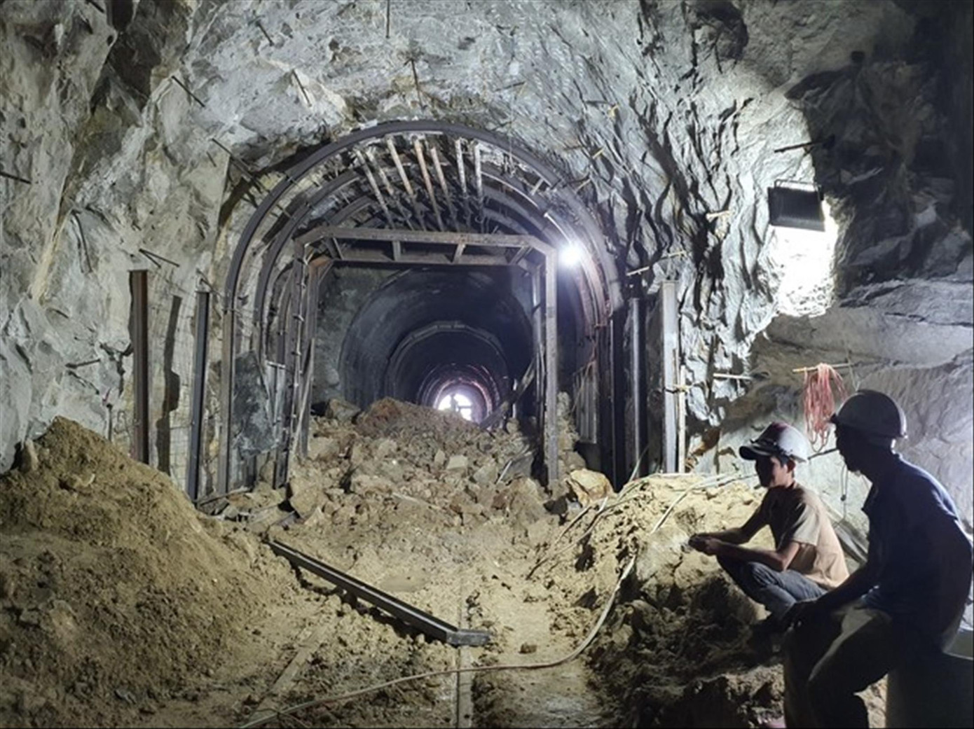 Công nhân ngành đường sắt đang nỗ lực khắc phục sự cố sập hầm Bãi Gió. Ảnh: L.H