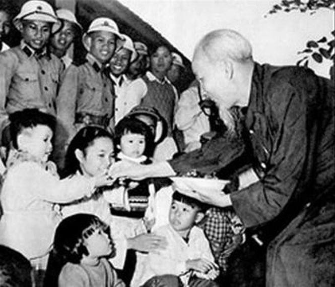 Bác Hồ chia kẹo cho các cháu nhi đồng trong sinh nhật đầu tiên