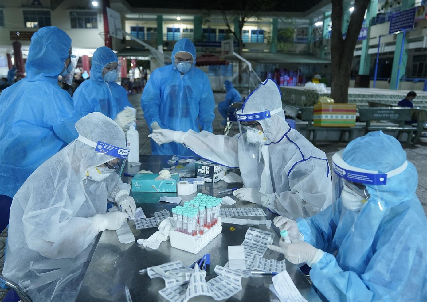 Tổng cộng khoảng 40.000 nhân viên y tế đã tham gia phòng chống đại dịch COVID-19 tại TPHCM Ảnh: Phạm Nguyễn Tổng cộng khoảng 40.000 nhân viên y tế đã tham gia phòng chống đại dịch COVID-19 tại TPHCM Ảnh: Phạm Nguyễn