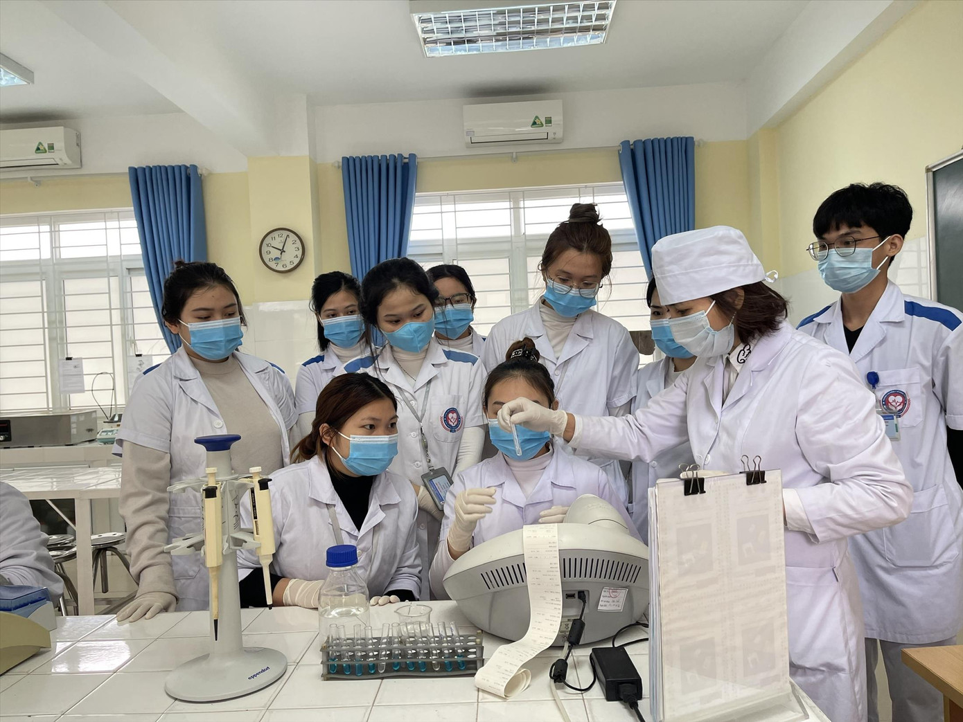 Sinh viên ngành Y thực hành tại phòng xét nghiệm