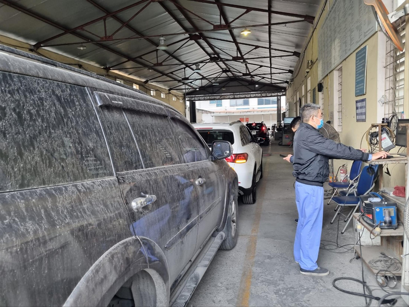 Nhiều trung tâm đăng kiểm ở Hà Nội quá tải. Ảnh: Ngọc Mai