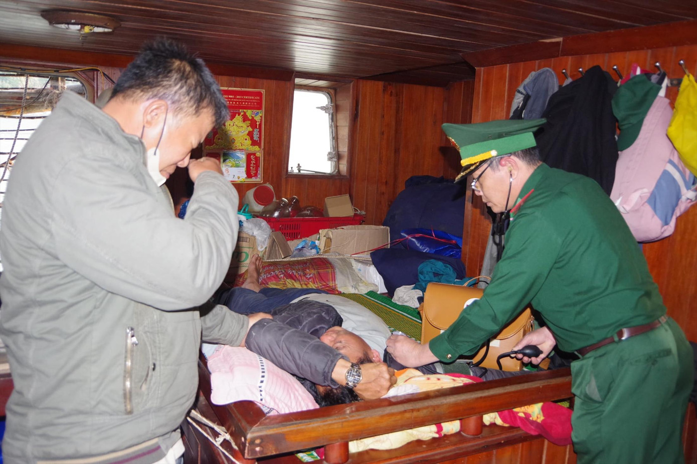 Lực lượng chức năng kiểm tra, chăm sóc sức khoẻ cho ngư dân tàu QNa 91679 TS. Ảnh: Công Cường