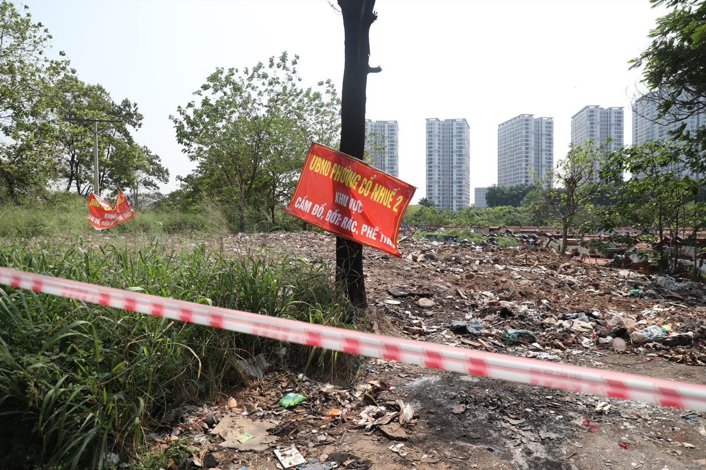 Bãi đốt rác thuộc phường Cổ Nhuế 2 đã được căng dây, cắm biển cảnh báo Bãi đốt rác thuộc phường Cổ Nhuế 2 đã được căng dây, cắm biển cảnh báo
