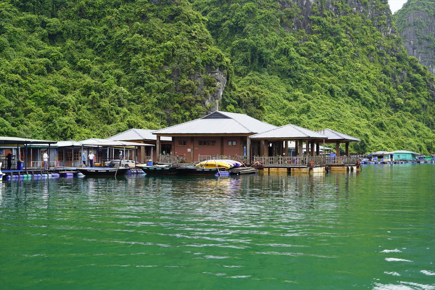 Làng chài cổ đẹp nhất thế giới đang chìm dần trên vịnh Hạ Long. Ảnh: Hoàng Dương