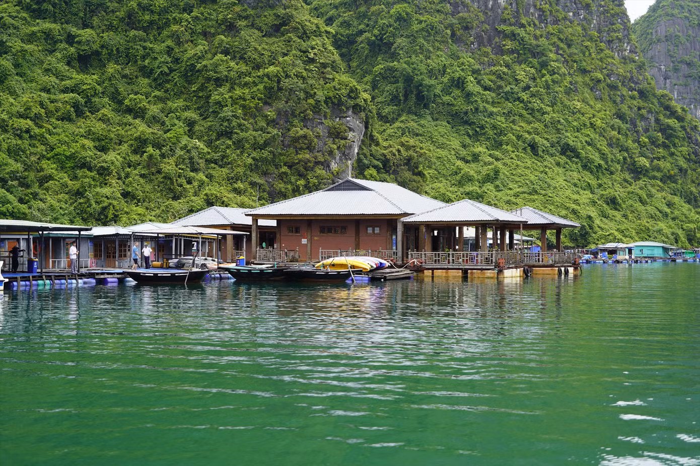 Làng chài cổ đẹp nhất thế giới đang chìm dần trên vịnh Hạ Long. Ảnh: Hoàng Dương