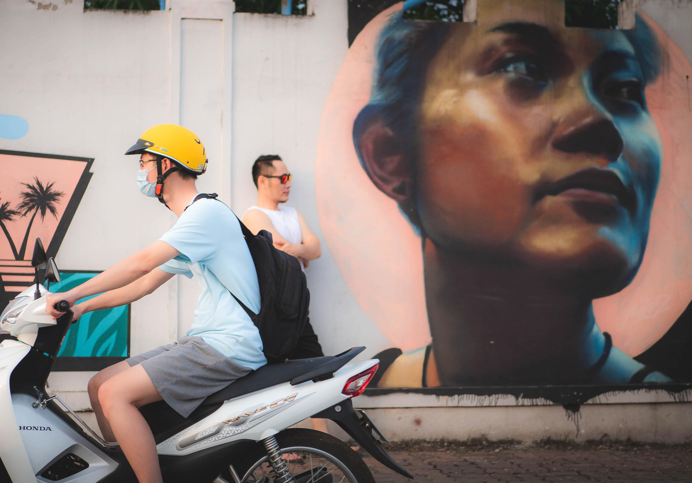 Tranh của Mate nổi bật tại một đường phố ven Hồ Tây Ảnh: Sơn Saa