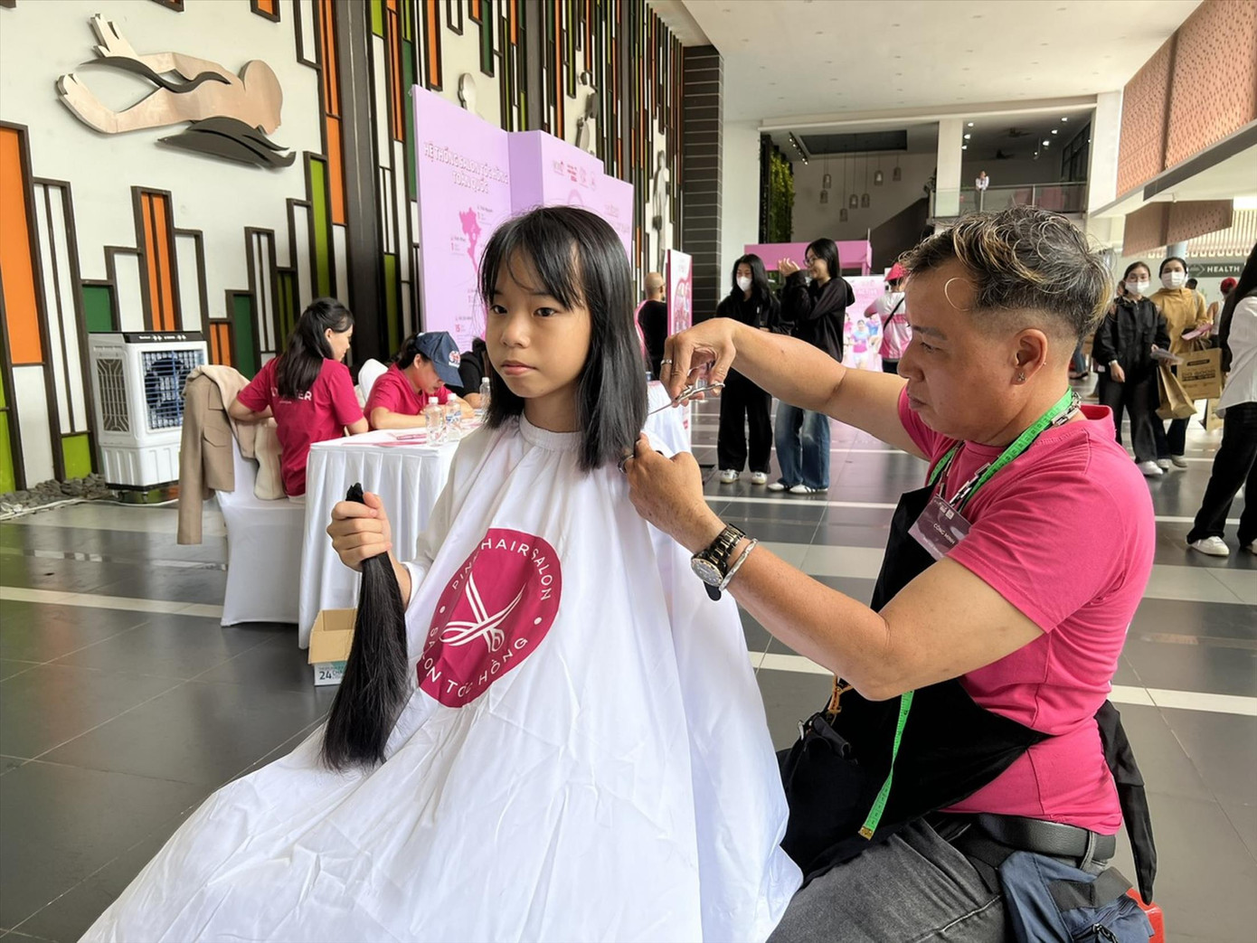 Bé Phương Vy hiến mái tóc đã nuôi suốt ba năm tặng bệnh nhân ung thư ảnh: U.P