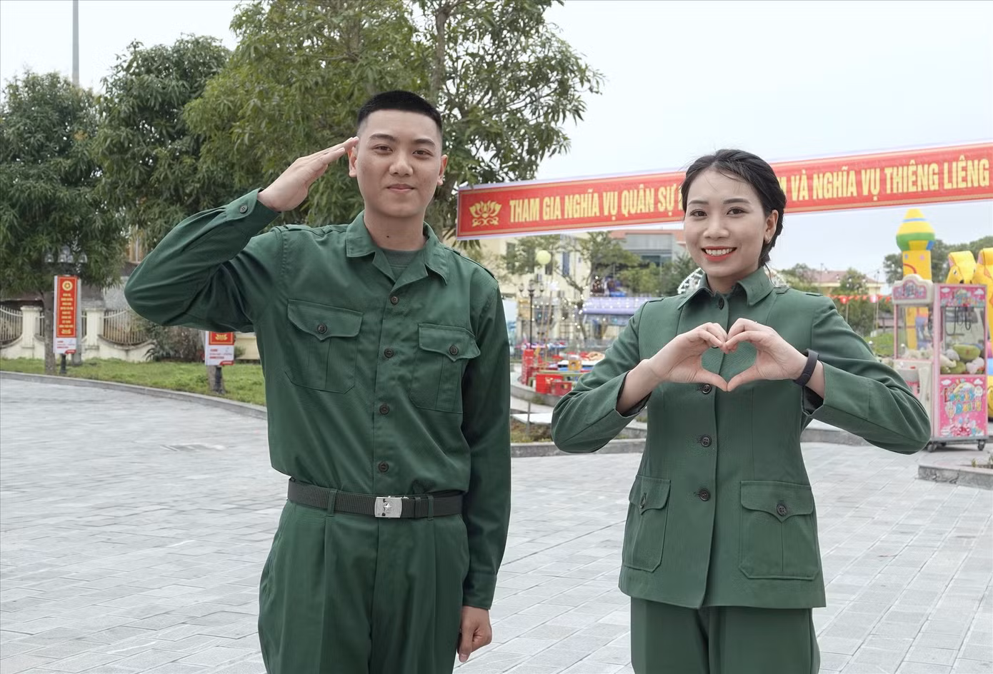Hai chị em ruột Phạm Thị Thảo và Phạm Minh Quân (ở Yên Mô, Ninh Bình) quyết tâm lên đường bảo vệ Tổ quốc đầu xuân 2024. Ảnh: Nguyễn Minh