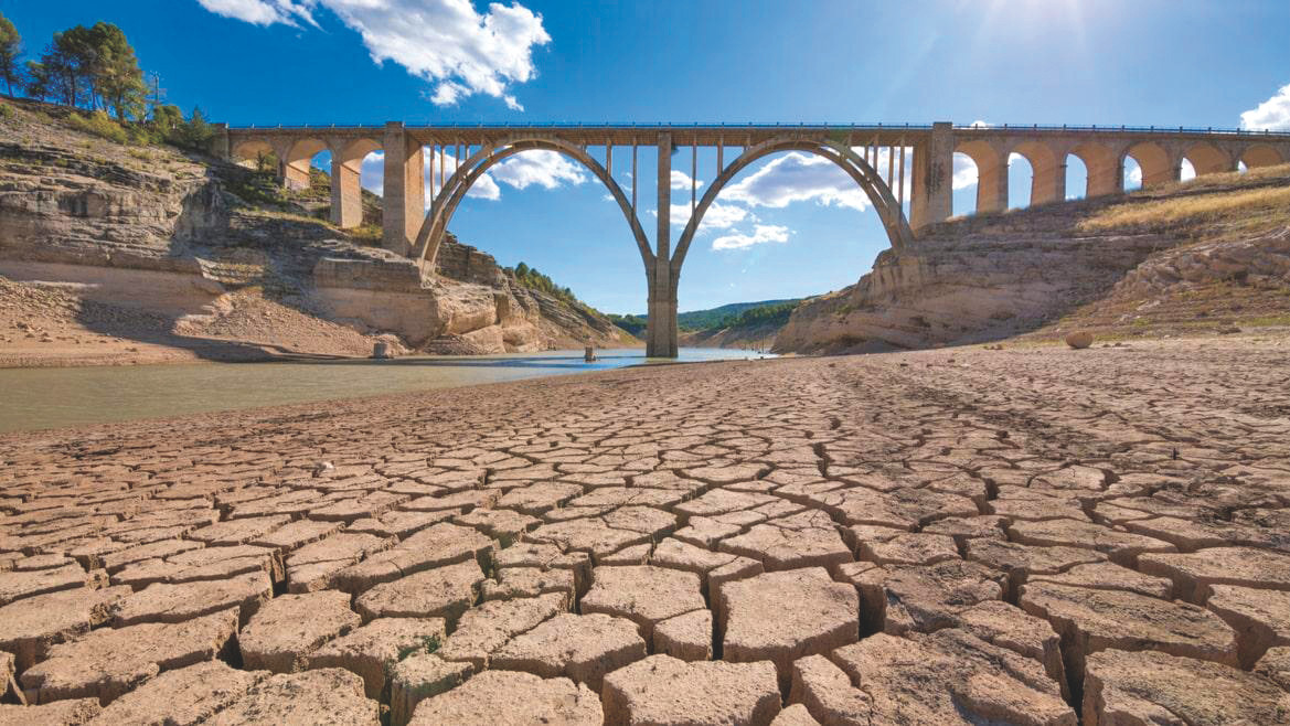 Mùa hè năm 2022, châu Âu hứng chịu đợt hạn hán nghiêm trọng nhất trong 500 năm qua (Trong ảnh là một con sông trơ đáy ở Tây Ban Nha). Ảnh: Shutterstock