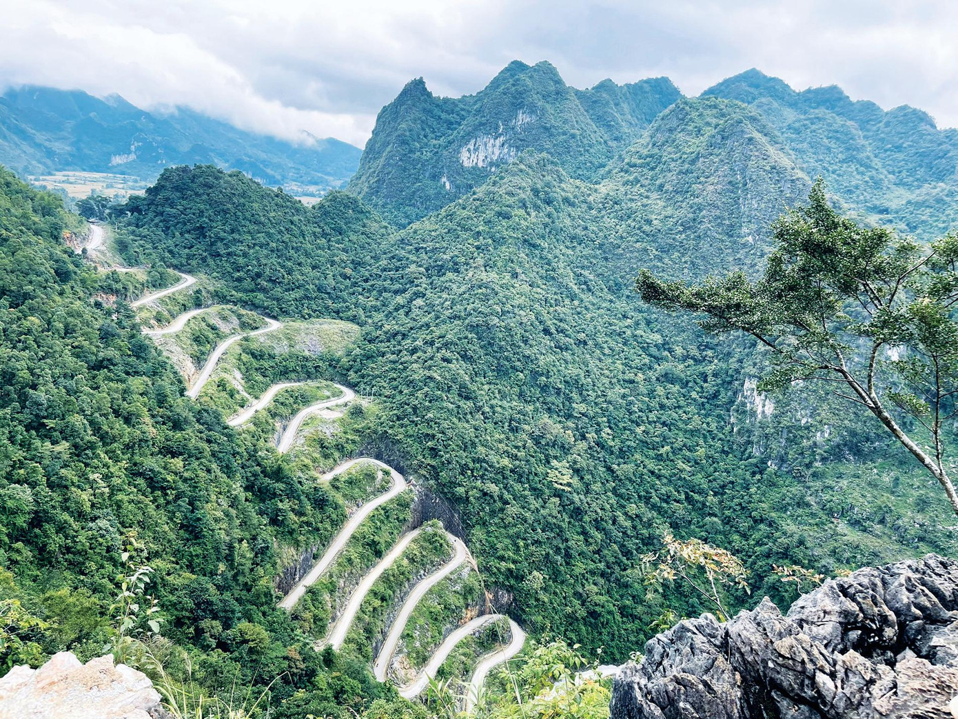 Toàn cảnh con đèo 14 tầng Toàn cảnh con đèo 14 tầng