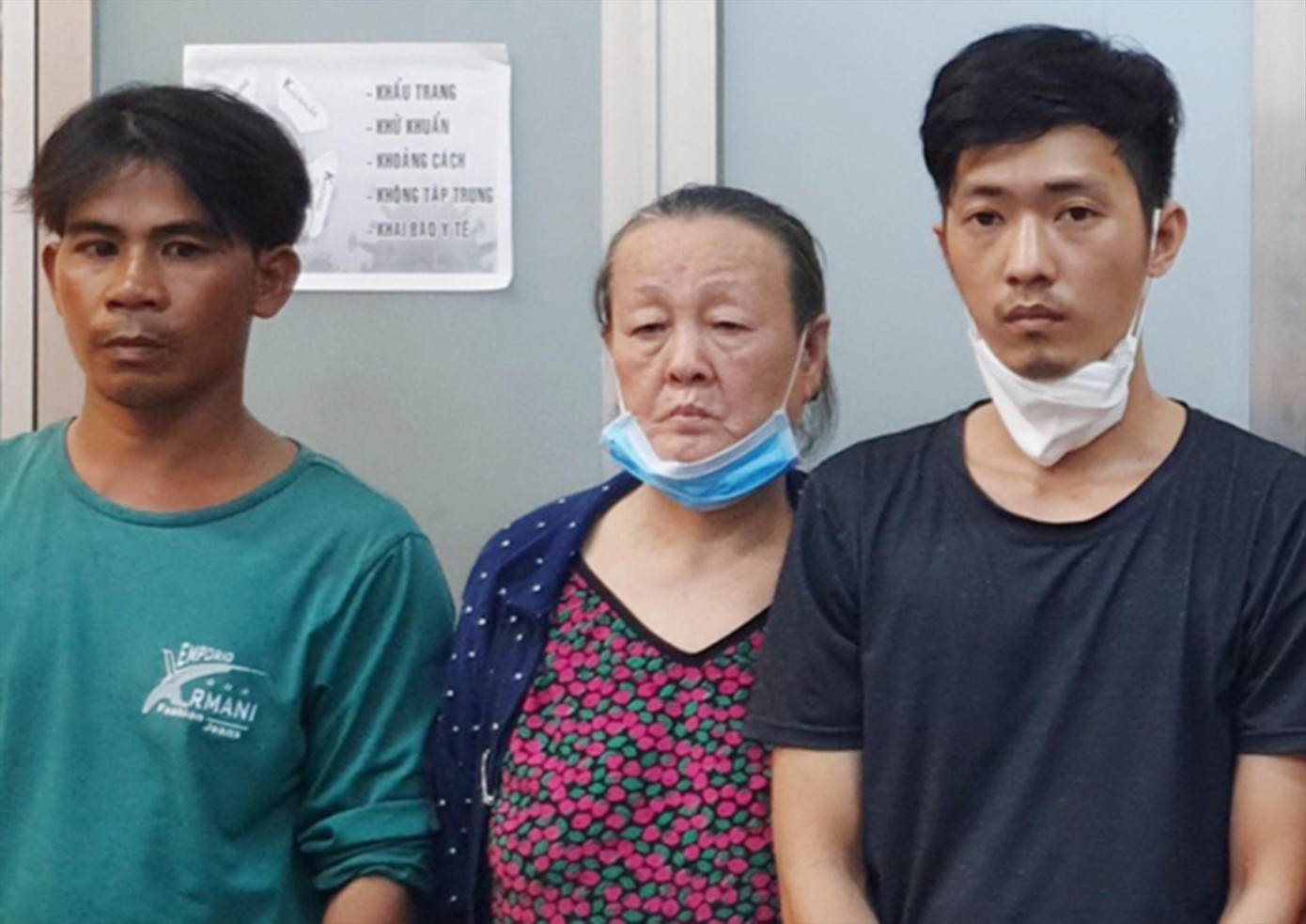 Bà Lê Thị Dư (giữa) đạo diễn vụ cướp tài sản của chủ nhà