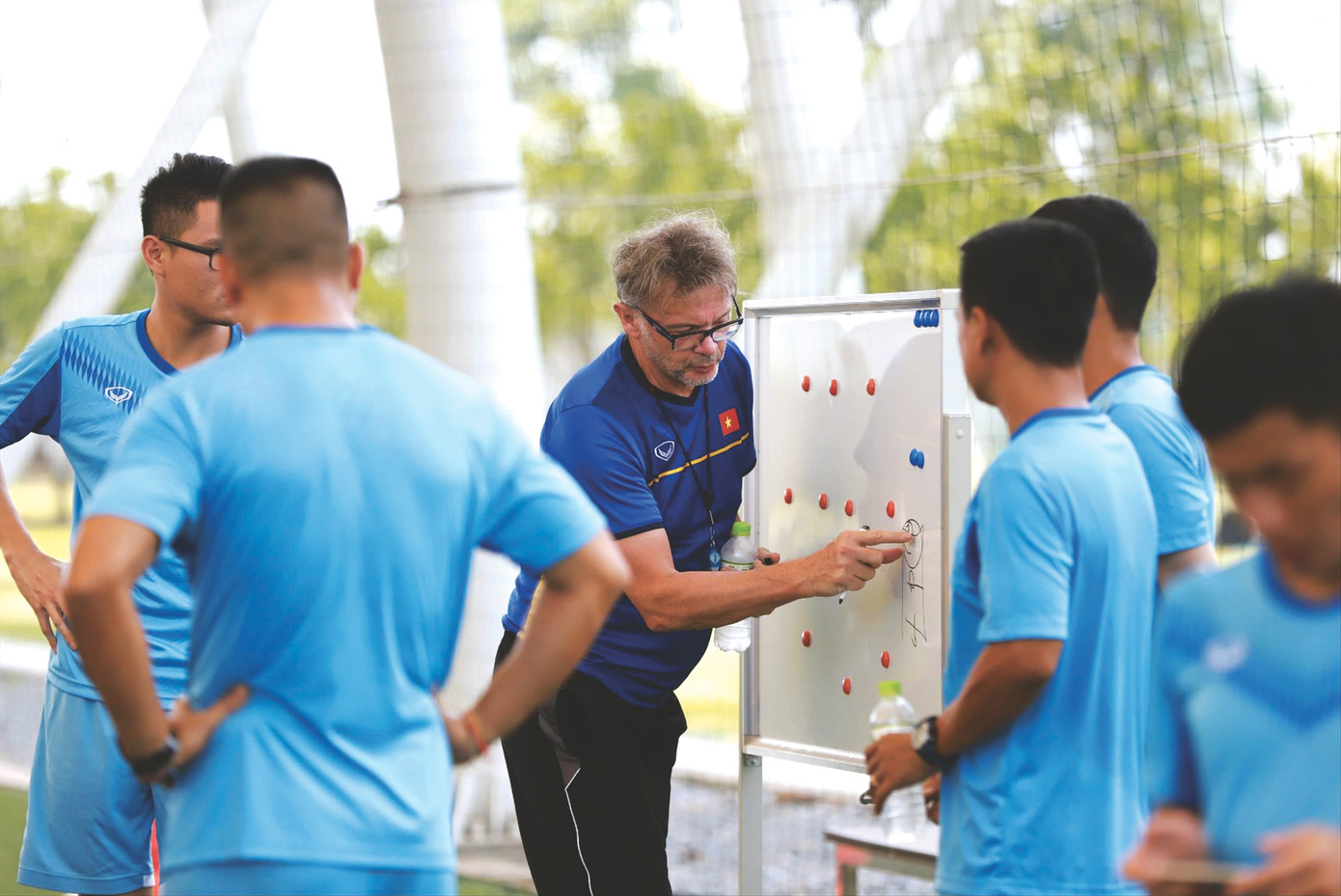 HLV Troussier đối diện nhiều thử thách khi ngồi vào chiếc “ghế nóng” ông Park Hang-seo để lại. ảnh: Anh Đoàn HLV Troussier đối diện nhiều thử thách khi ngồi vào chiếc “ghế nóng” ông Park Hang-seo để lại. ảnh: Anh Đoàn