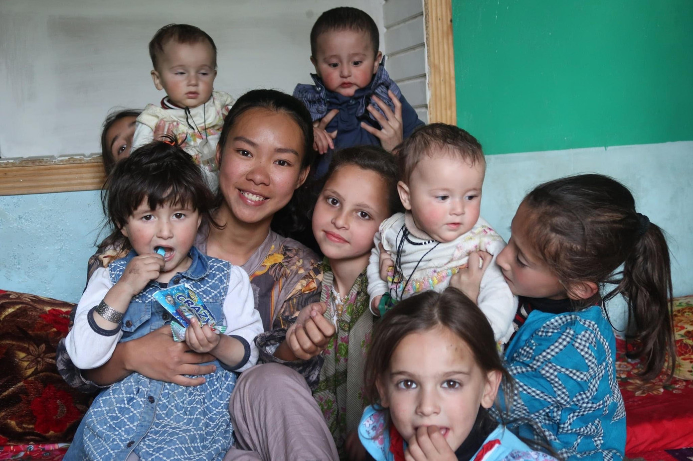 Nguyễn Thị Thanh Tâm (SN 1996, ở TPHCM) chụp ảnh cùng những đứa trẻ ở Afghanistan trong một chuyến du lịch