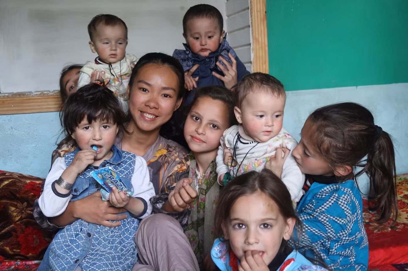 Nguyễn Thị Thanh Tâm (SN 1996, ở TPHCM) chụp ảnh cùng những đứa trẻ ở Afghanistan trong một chuyến du lịch