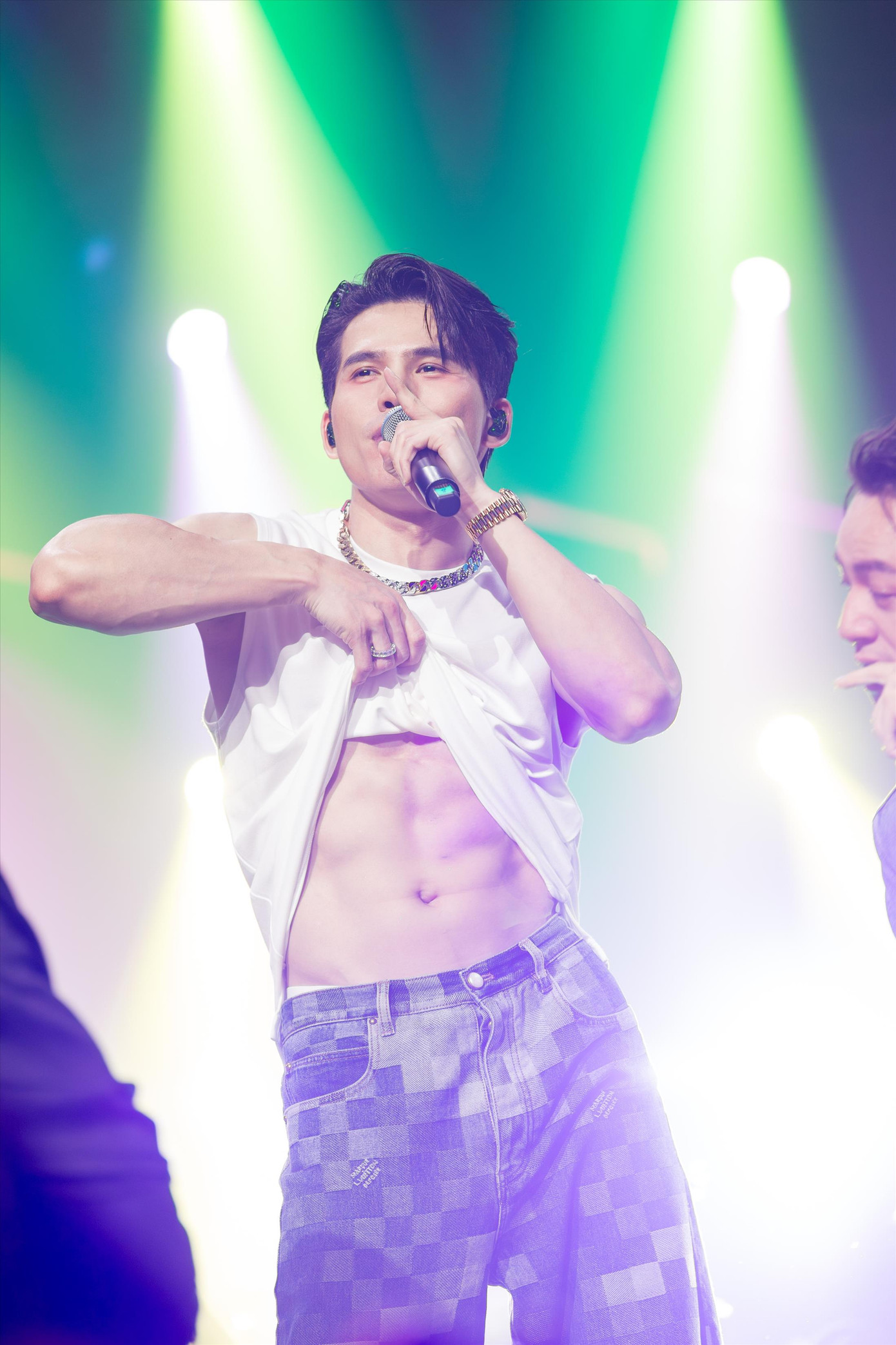 Một số anh trai khoe hình thể gợi cảm để gây chú ý Một số anh trai khoe hình thể gợi cảm để gây chú ý