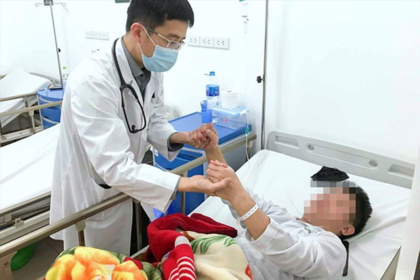 Bác sĩ BV Bạch Mai điều trị bệnh nhân đột quỵ Bác sĩ BV Bạch Mai điều trị bệnh nhân đột quỵ