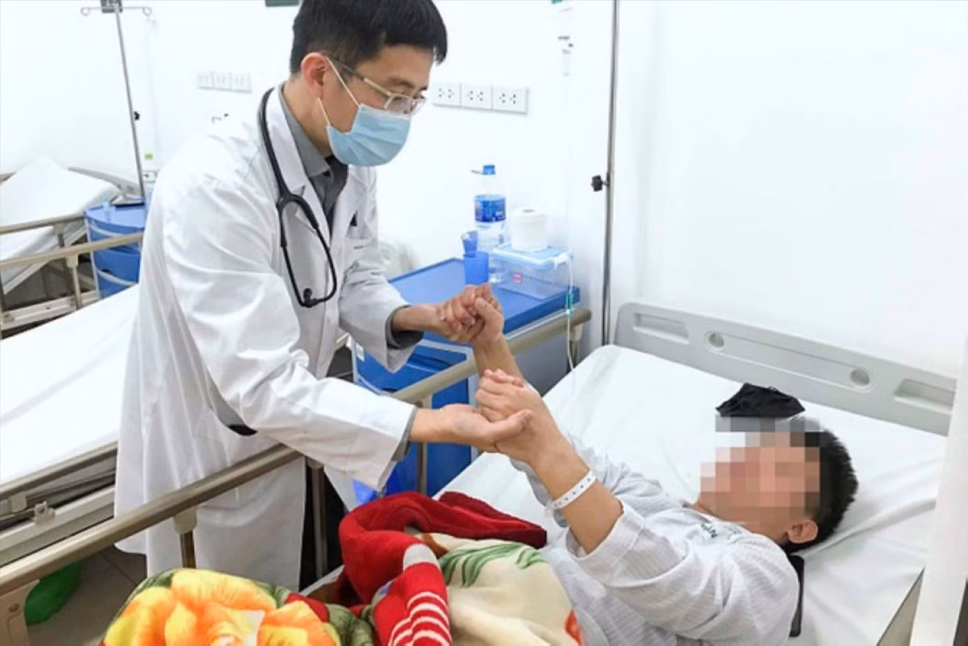 Bác sĩ BV Bạch Mai điều trị bệnh nhân đột quỵ