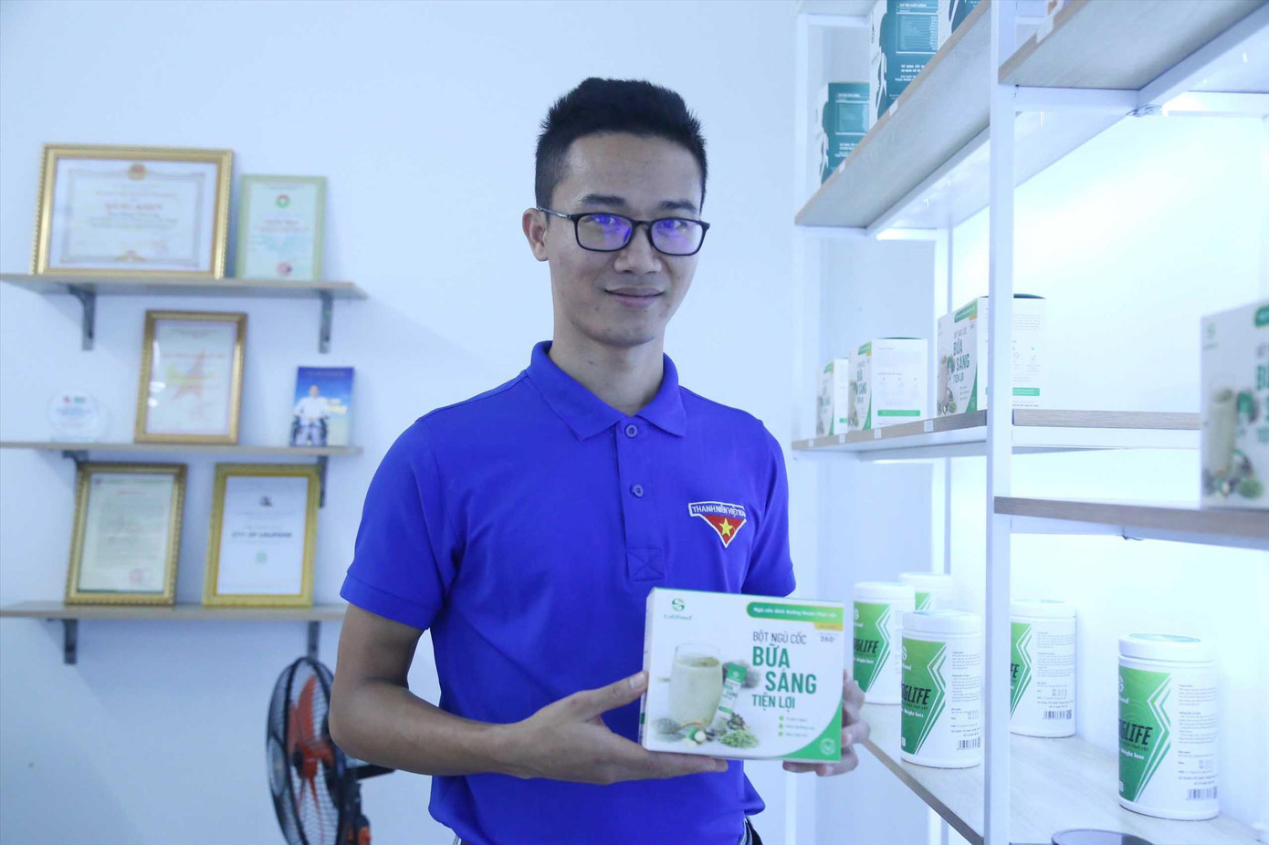 Anh Phạm Văn Long bên sản phẩm ngũ cốc dinh dưỡng LoliFood