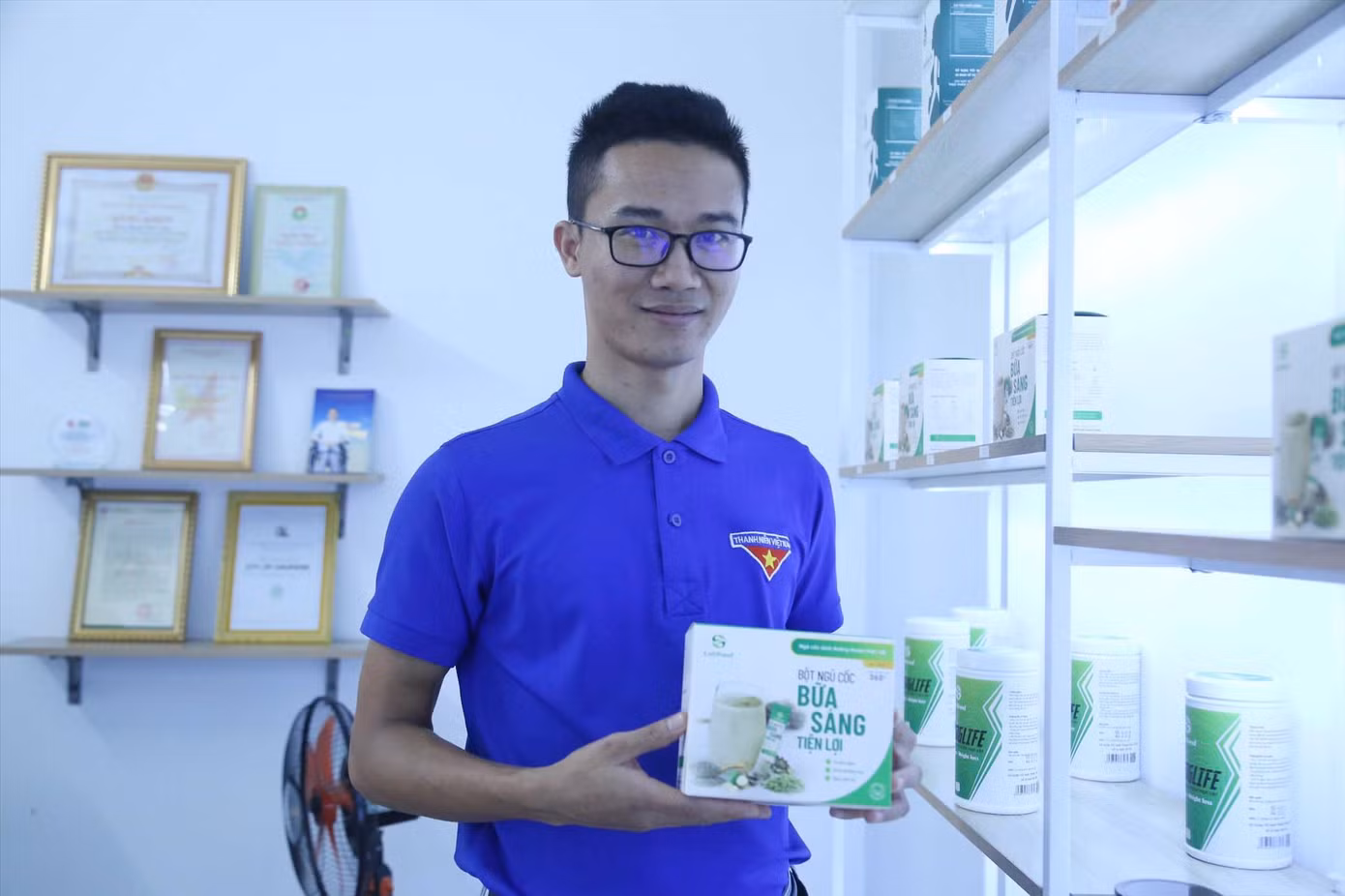 Anh Phạm Văn Long bên sản phẩm ngũ cốc dinh dưỡng LoliFood Anh Phạm Văn Long bên sản phẩm ngũ cốc dinh dưỡng LoliFood
